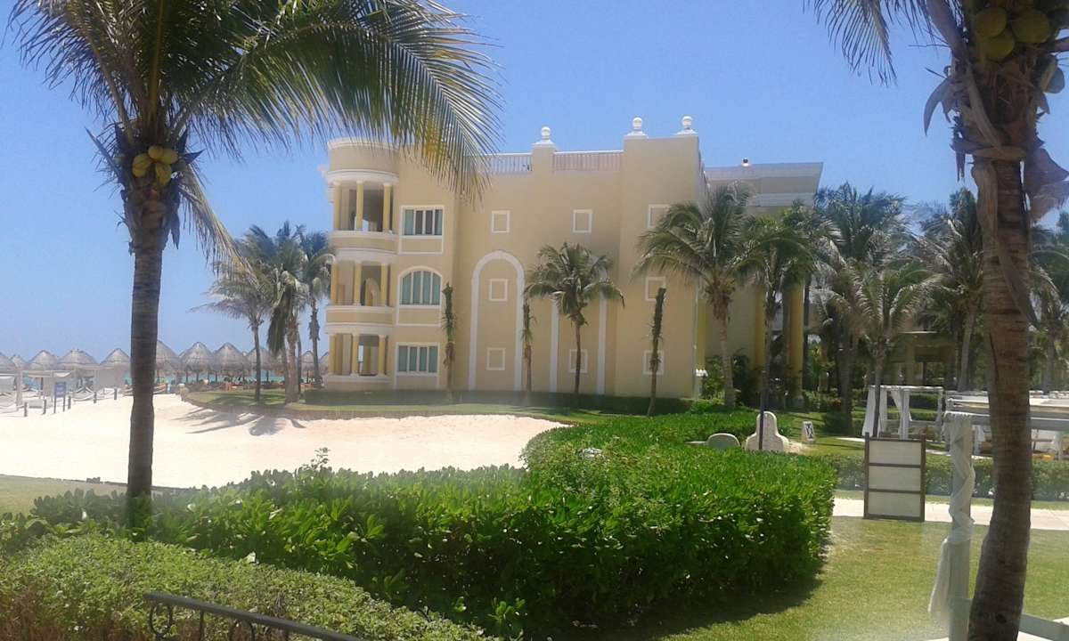 Unser Hotelgebäude am Strand JOIA Paraiso by Iberostar