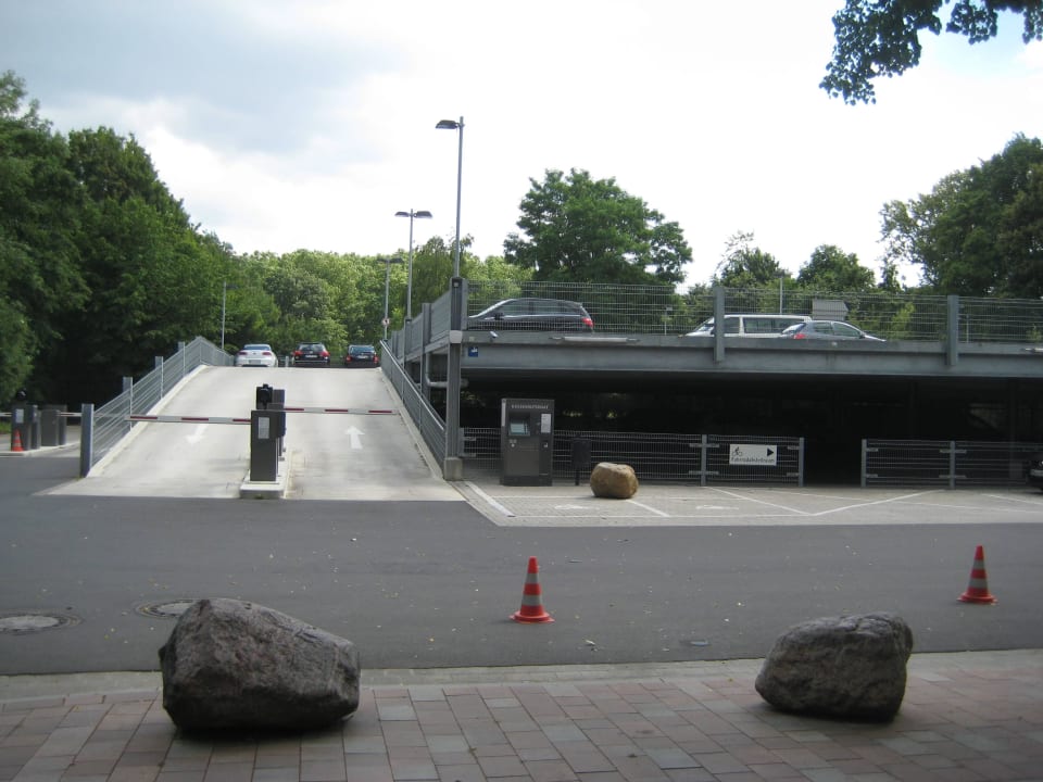 Parkdeck mit 114 Stellplätzen (14 €/Tag) Steigenberger Parkhotel Braunschweig