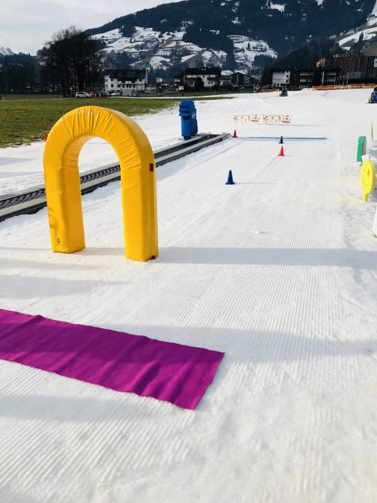 Übungshügel Skischule direkt am Hotel Mia Alpina . Zillertal Family Retreat