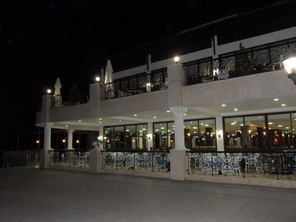 Ansicht bei Nacht des Restaurantbereichs Hotel Club Nena