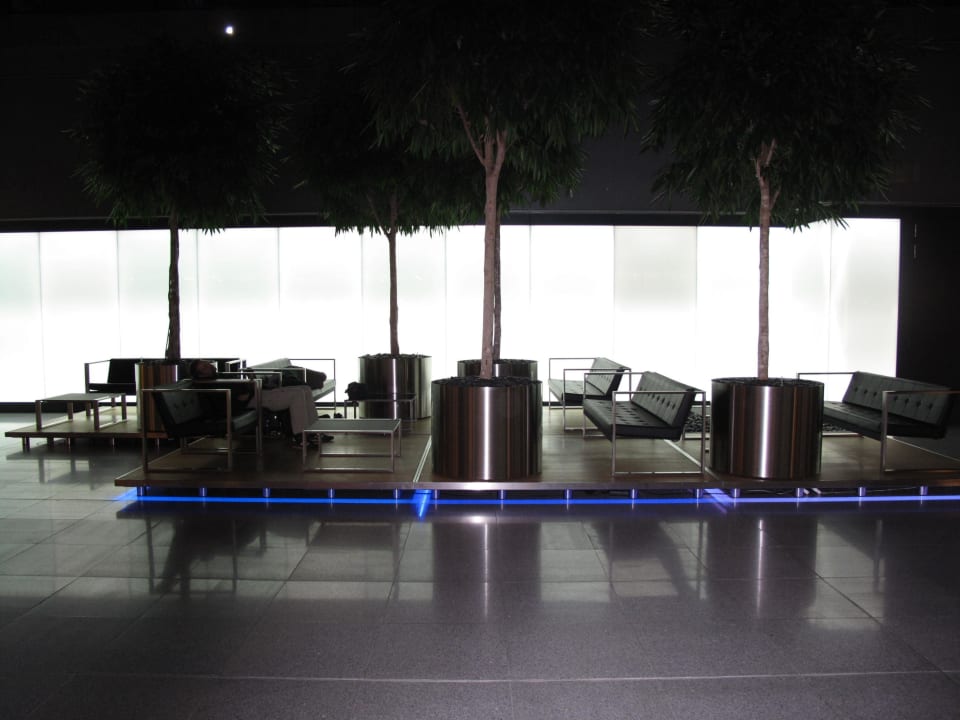Dekoration vor dem Eingang Hilton Frankfurt Airport
