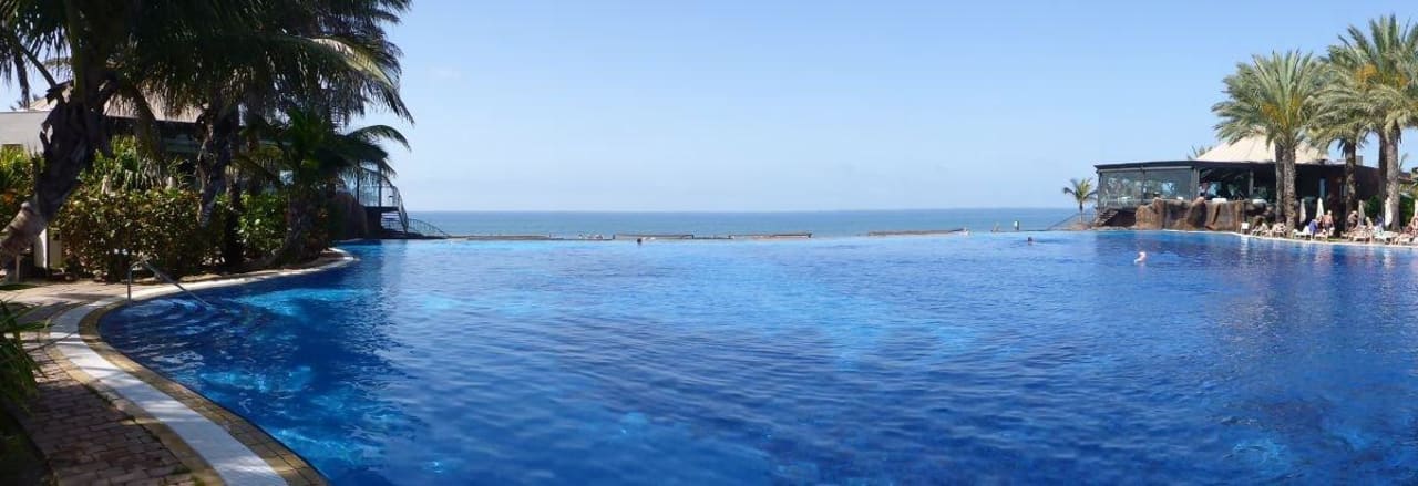 Infinity-Pool Lago mit Blick auf das Meer Lopesan Costa Meloneras, Resort & Spa