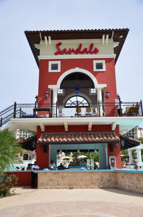 Bar am Hauptpool Sandals Grande Antigua