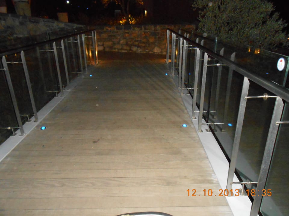 Weg vom Restaurant zu den Zimmern Atlantica Mikri Poli Crete