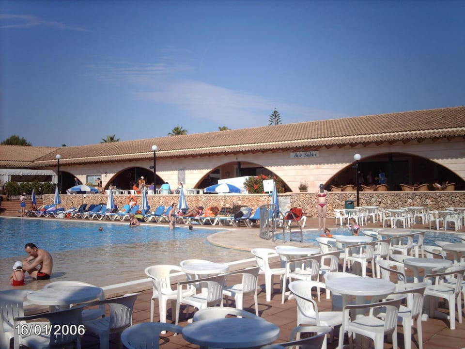 Pool mit Poolbar im Hintergrund Hipotels Mediterraneo Club