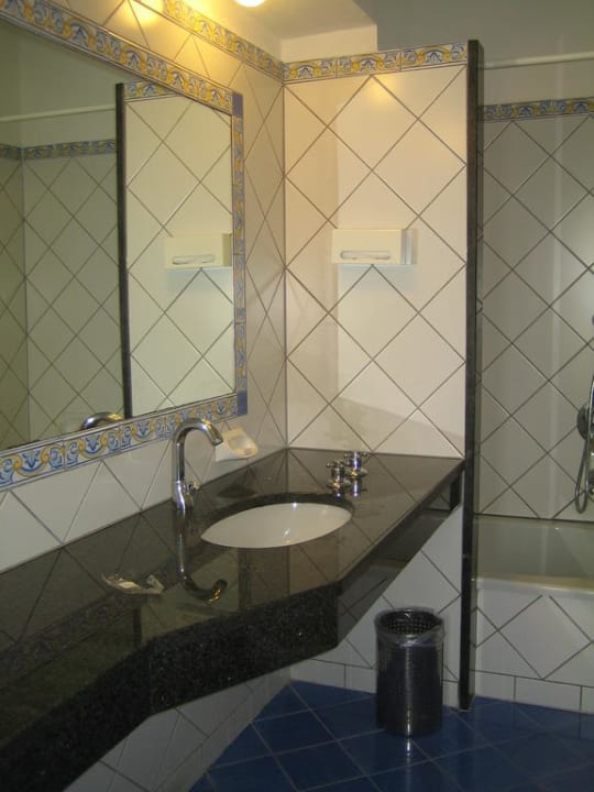 Badezimmer mit großem Waschtisch Hotel Casa Celestino