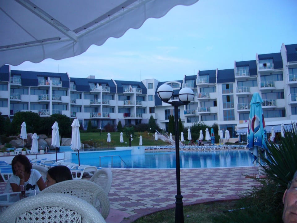 Hier sitzt Mann Hotel Sineva Beach