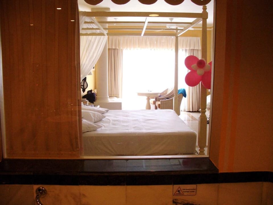 Durchblick Bad/Wohnbereich ohne Vorhang Bahia Principe Luxury Esmeralda