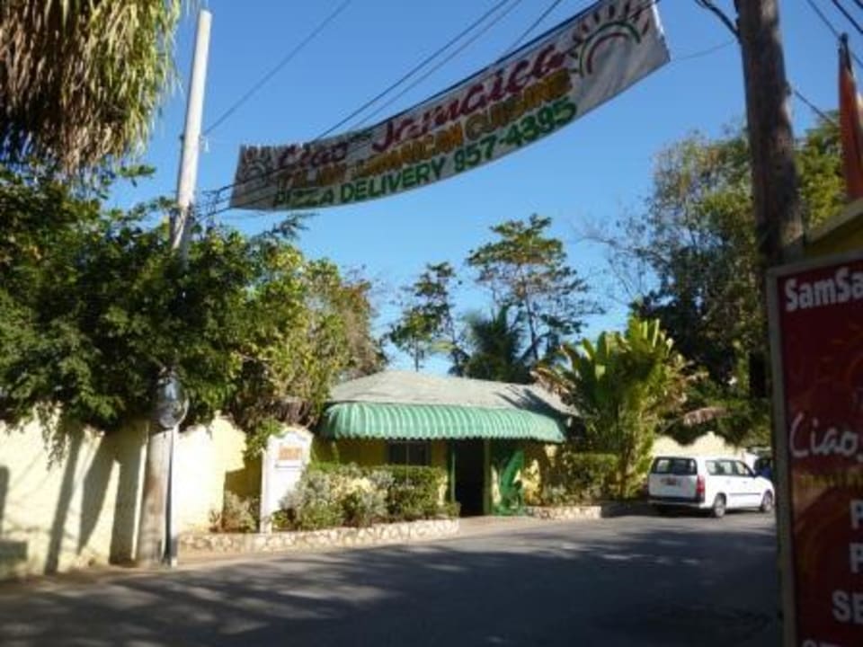 Die Straße zwischen der Gartenanlage Samsara Cliff Resort