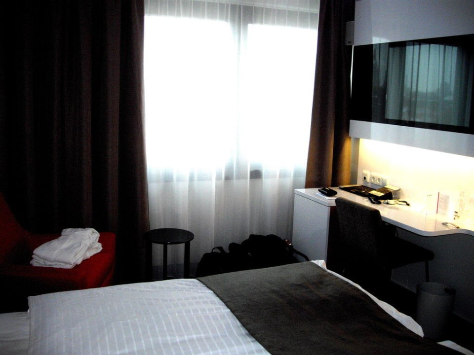 Schreibtisch und Flatscreens DORMERO Hotel Hannover