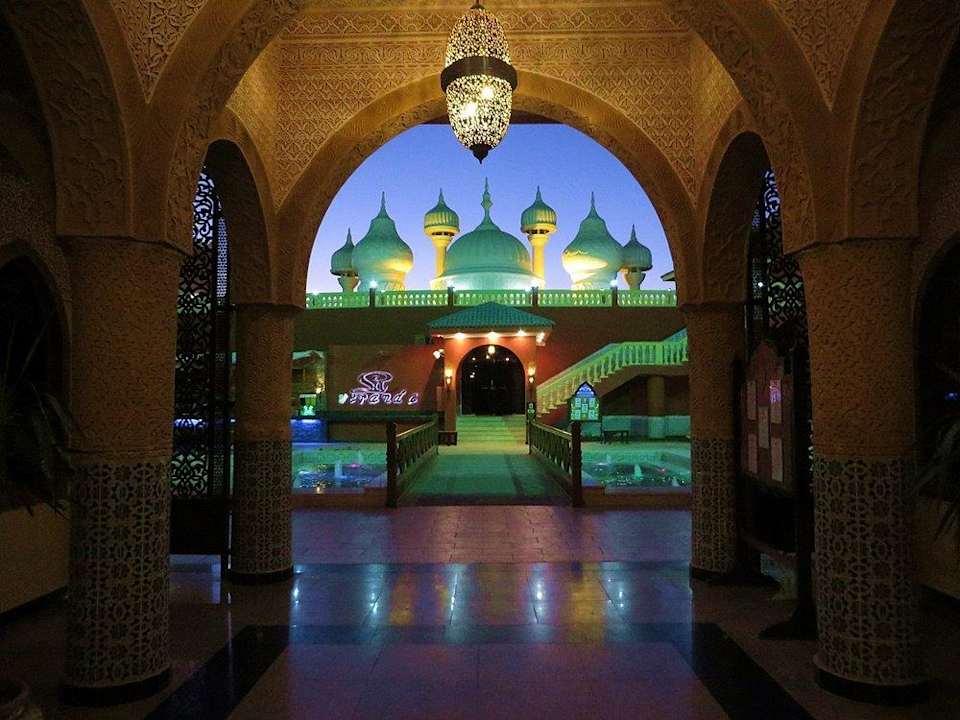 Blick auf den Eingang der Arena Pickalbatros Alf Leila Wa Leila Resort - Neverland Hurghada