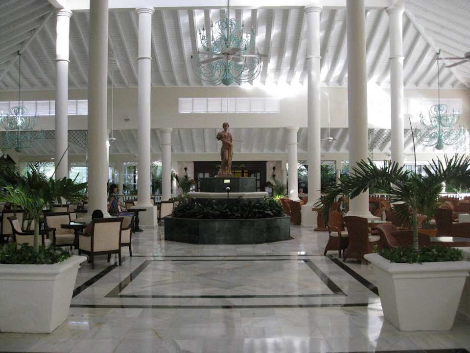 Mittelpunkt der Halle Bahia Principe Luxury Ambar