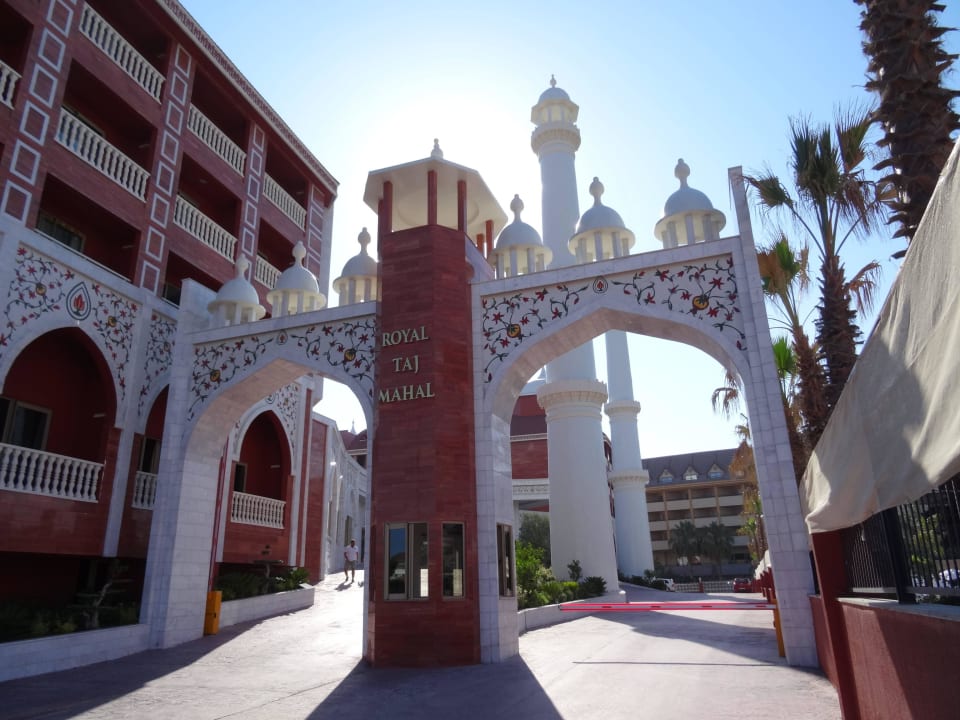 Haupteingang/Zufahrt Royal Taj Mahal Hotel