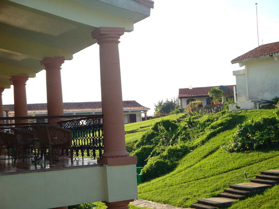Blick vom Balkon nach links in die Anlage Hotel Horizontes La Ermita