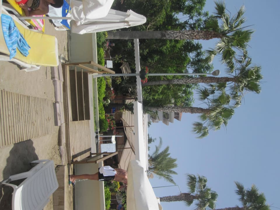 Blick vom Strand zum Hotel Side Bay Hotel