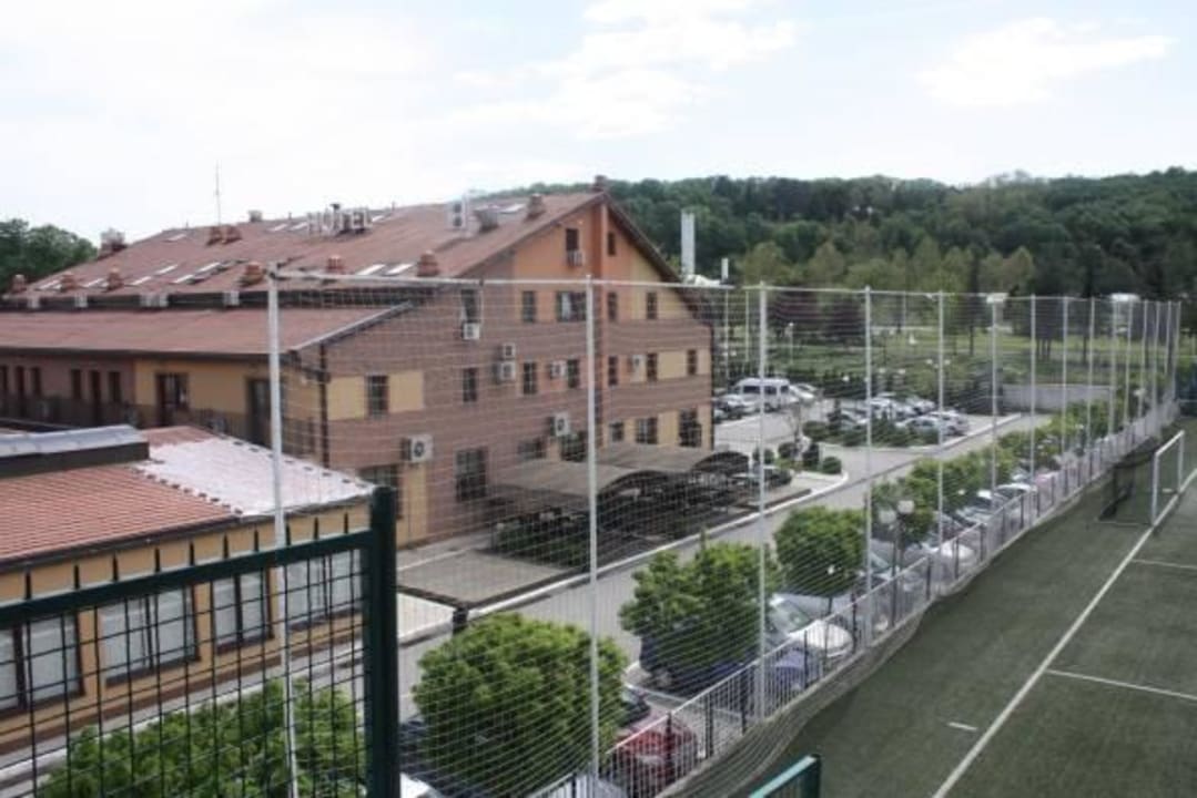 Aussen vom Fussballplatz daneben Hotel Prestige