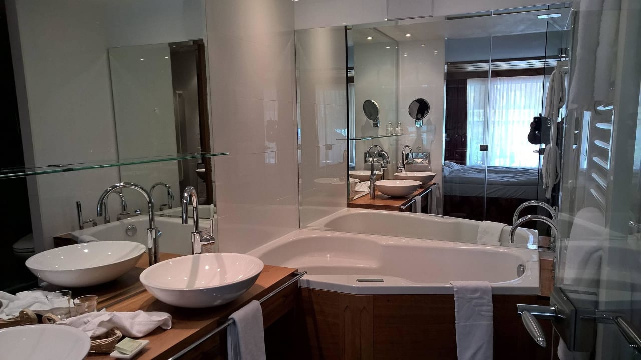 Badezimmer mit Sprudelwanne Walliserhof Grand-Hotel & Spa