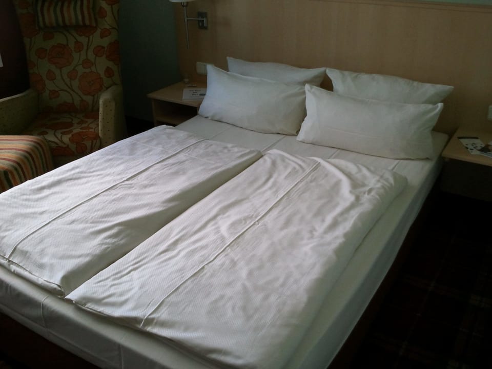 Schmales Bett Leonardo Hotel Munich City Olympiapark