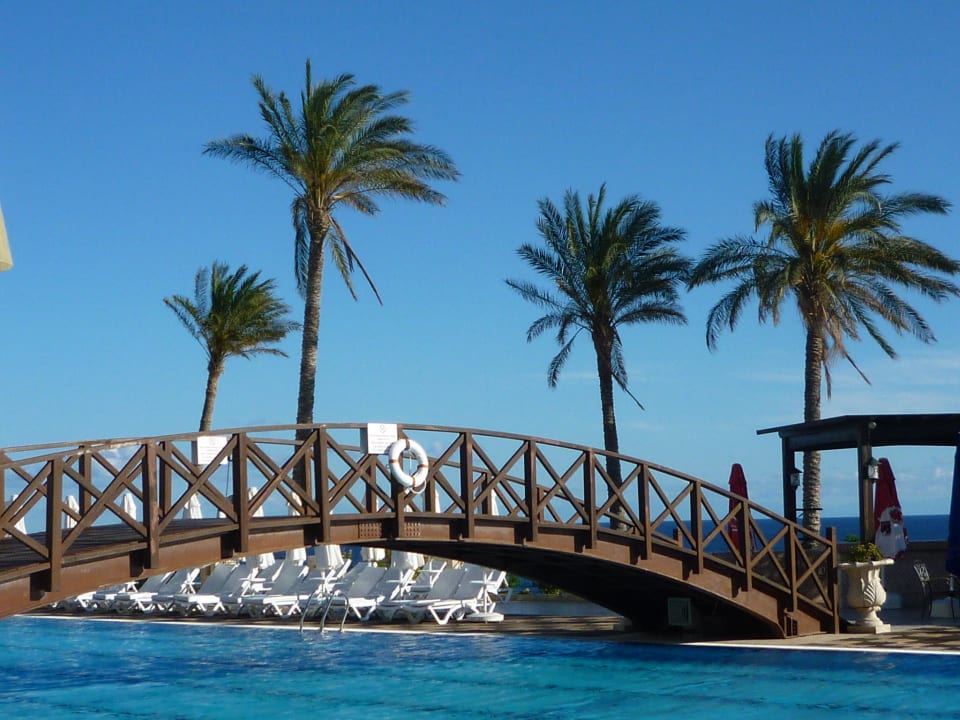 Basen, mostek i bar Merit Park Hotel