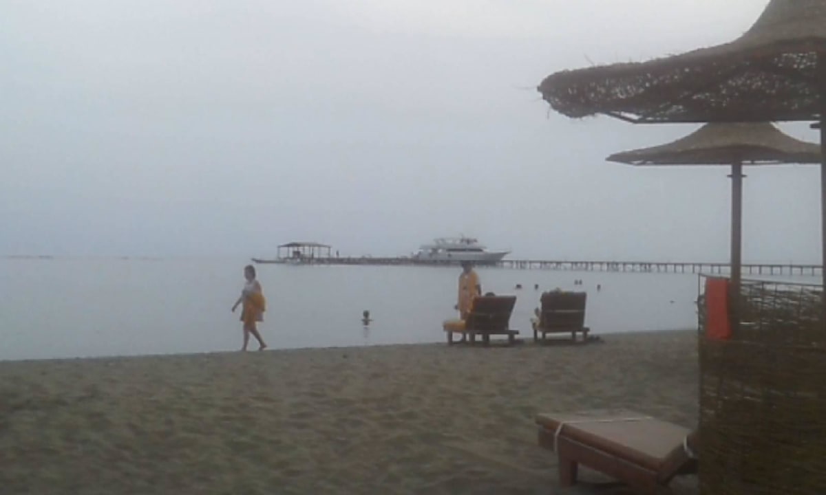Ausblick vom Strand zum Steg Three Corners Equinox Beach Resort