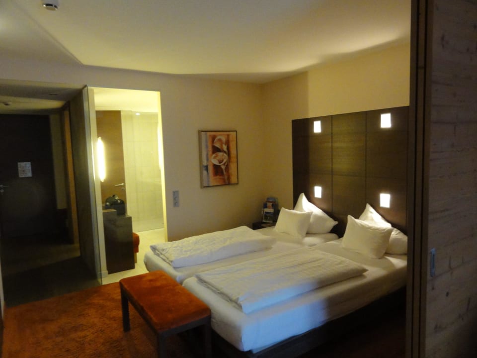 Schlafteil des Zimmers mit Bad Alpina Alpendorf