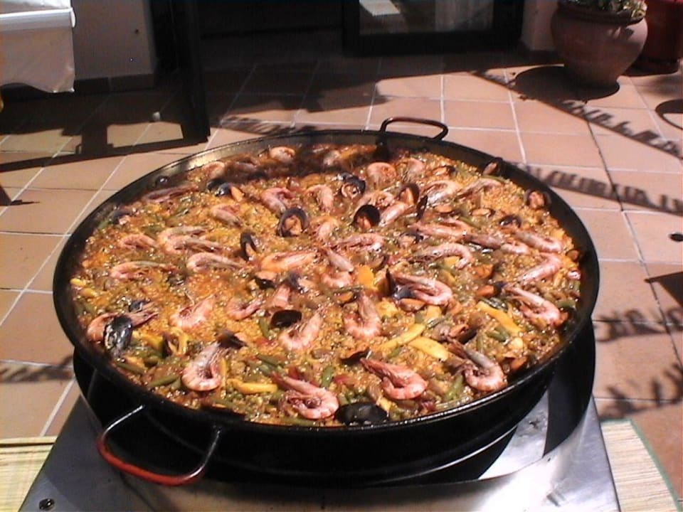 Leckere Paella zum probieren Valentin Somni Hotel & Suites
