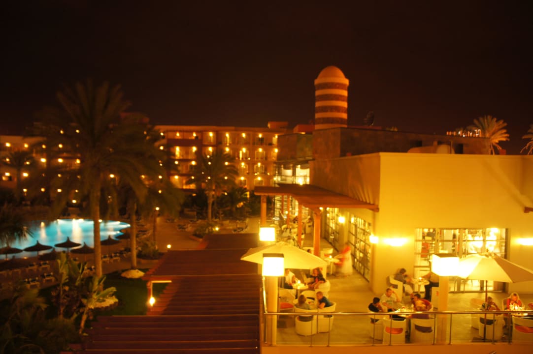 Taras przy lobby wieczorem Elba Carlota Beach & Golf Resort