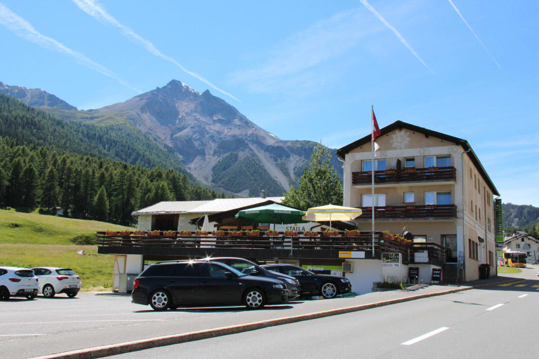 Hotel von aussen mit dem Piz Daint Hotel Al Rom