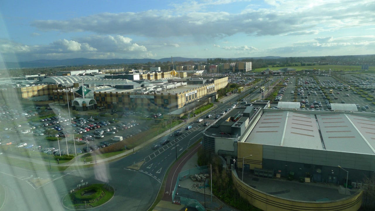 Blick auf Shoppingcenter Crowne Plaza Hotel Dublin Blanchardstown
