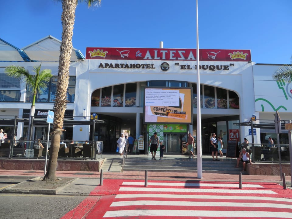 Unterer Eingang vor dem Shopping-Center Hotel El Duque