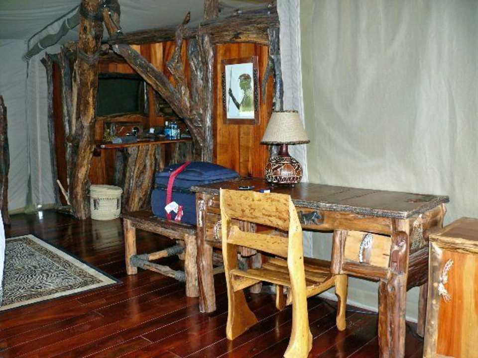 Schreibtisch und Blick zum Bad Royal Mara Safari Lodge