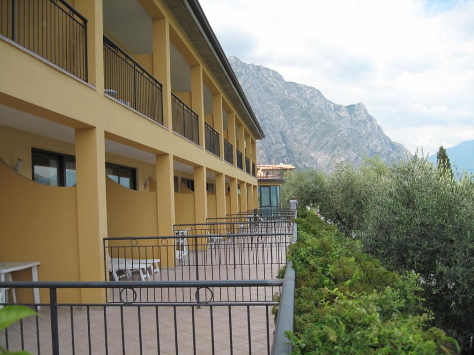 Außenansicht von der Terrasse Hotel Mercedes