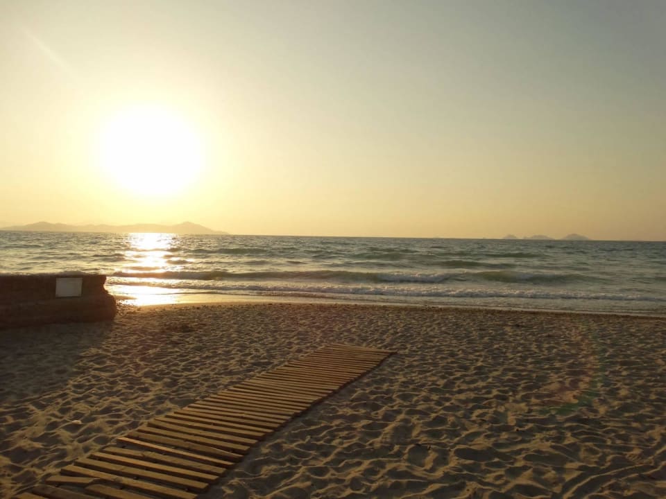 Plaża przy zachodzie słońca. Blue Lagoon Resort