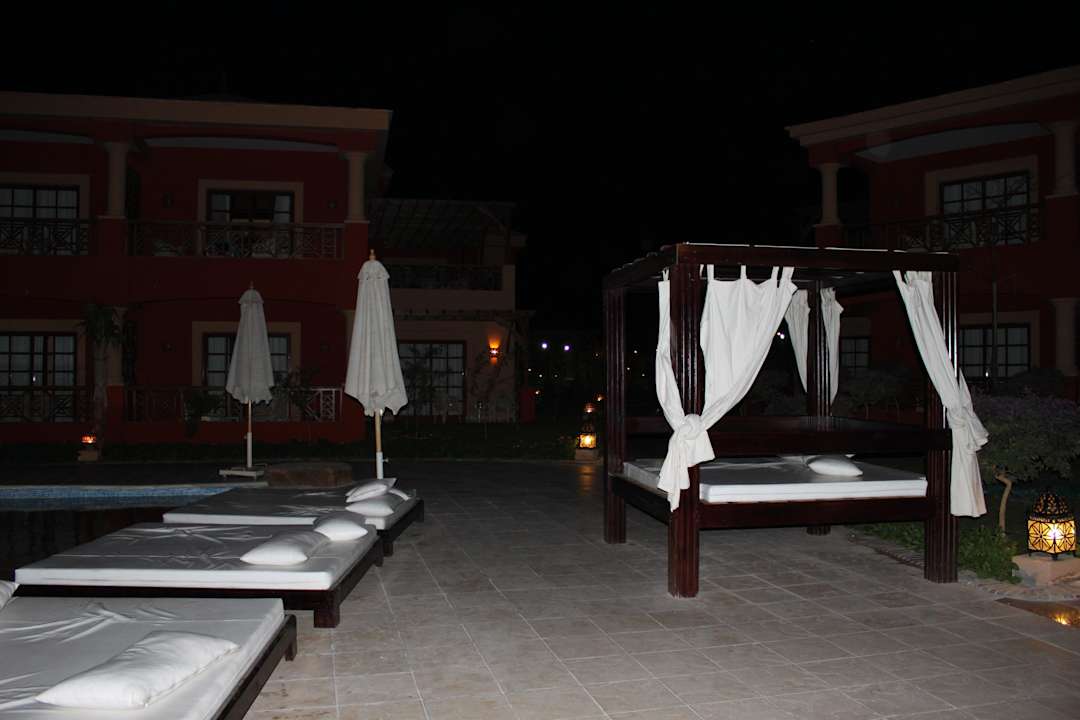 Poolanlage bei Nacht Pickalbatros Alf Leila Wa Leila Resort - Neverland Hurghada
