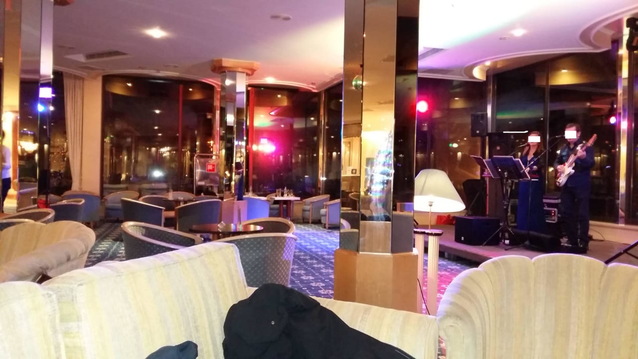 Keine Show! Band spielt vor leeren Stühlen Corallium Dunamar by Lopesan Hotels