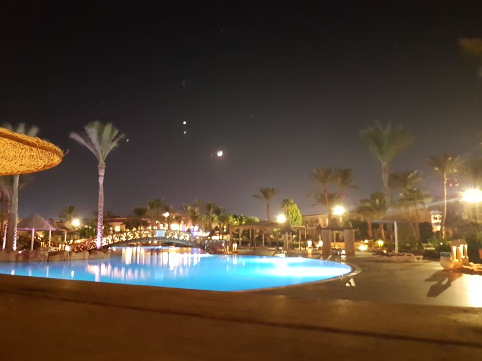 Pool Parrotel Beach Resort