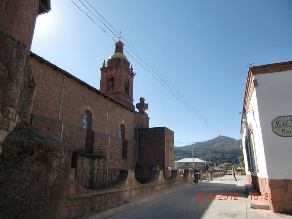 Direkt neben der Missionskirche Hotel Mision