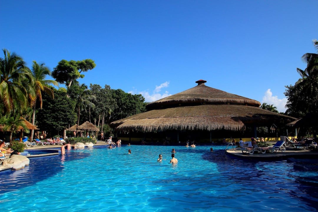 Großzügiger Pool Hotel Riu Tequila