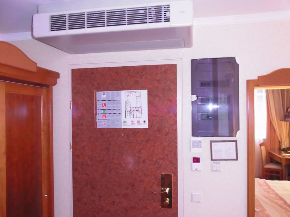 Tür schließt super, sehr ruhig gelegenes Zimmer Hotel Josefshof am Rathaus