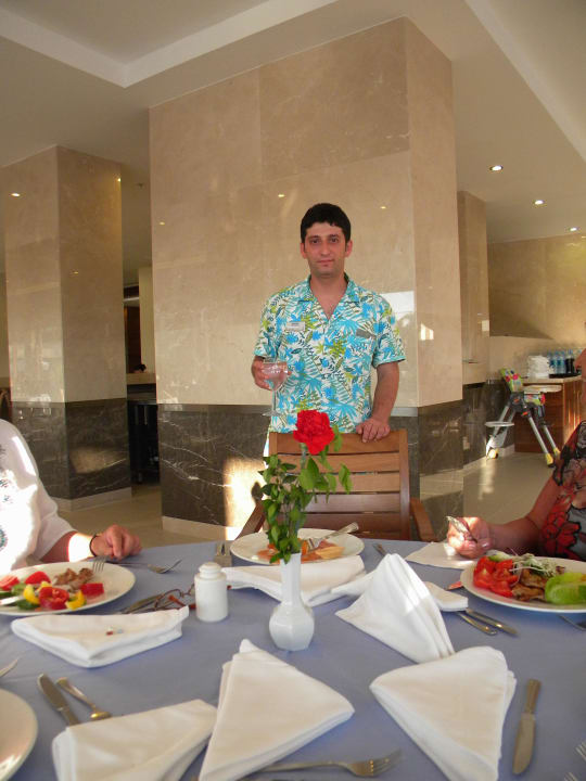 Официант Мехмет Sunis Elita Beach Resort & Spa
