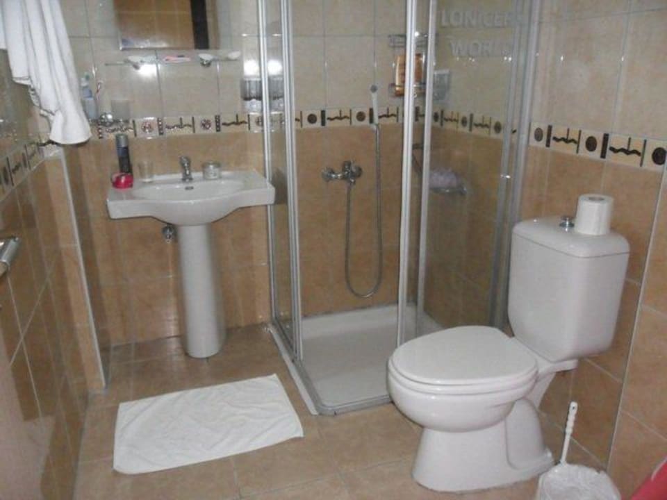 Das Badezimmer mit der Toilette Lonicera Resort & Spa Hotel
