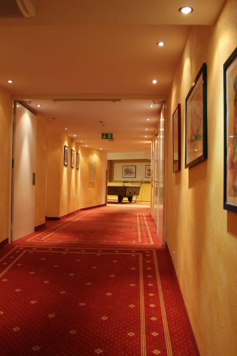 Gang zum Billardraum POST Family Resort