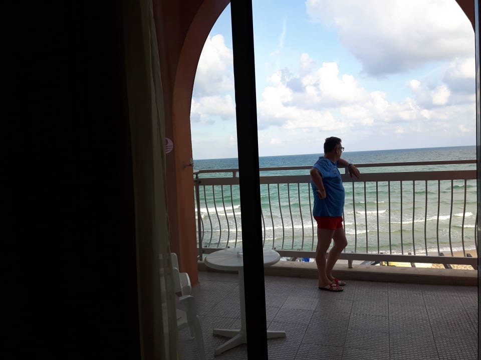 Blick aus dem Zimmer auf den großen Balkon  Sol Luna Bay