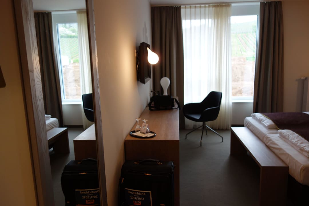 Blick vom Zimmereingang ins Zimmer Hotel Kapellenberg