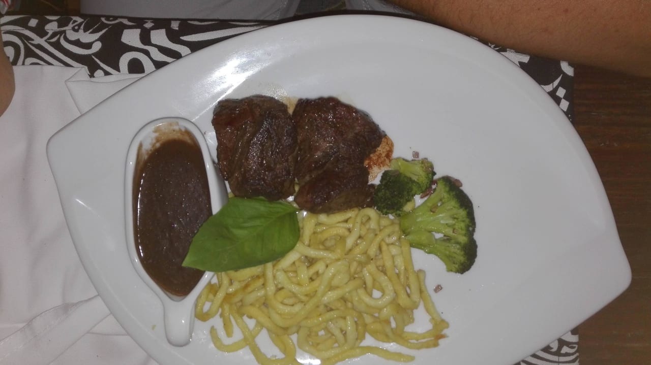 Kamelsteak bei Bordiehns Giftun Azur Resort