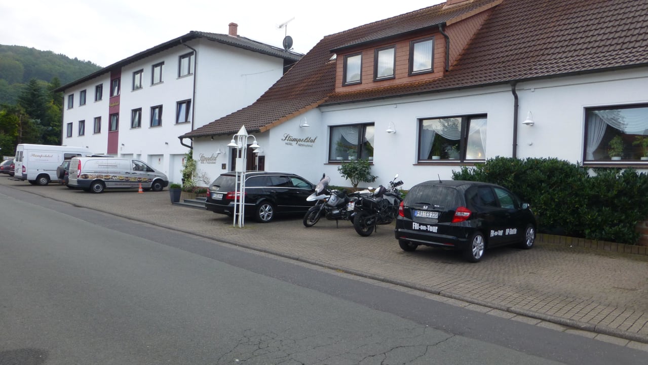 Links Wohnen, rechts Restaurant Hotel Stümpelstal