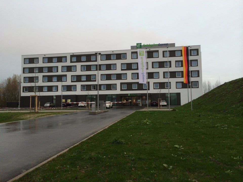 Blick auf die Frontseite Holiday Inn Express Friedrichshafen
