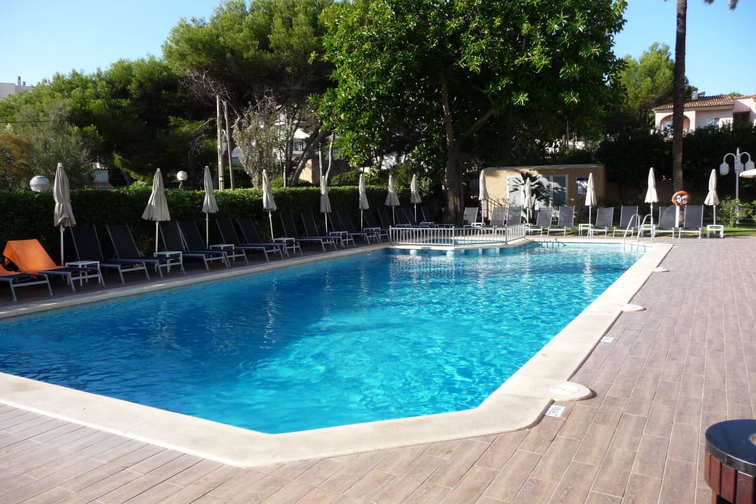 Poolanlage vor dem Hotel allsun Hotel Lago Playa Park