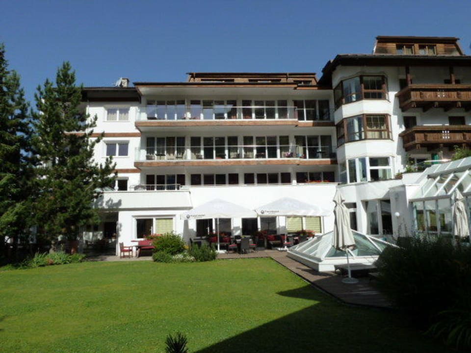 Rückansicht mit Terrasse Alpin Art & Spa Hotel Naudererhof Superior