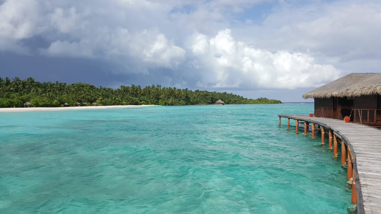 Wasservillas - Sicht auf den Ankunftssteg Filitheyo Island Resort